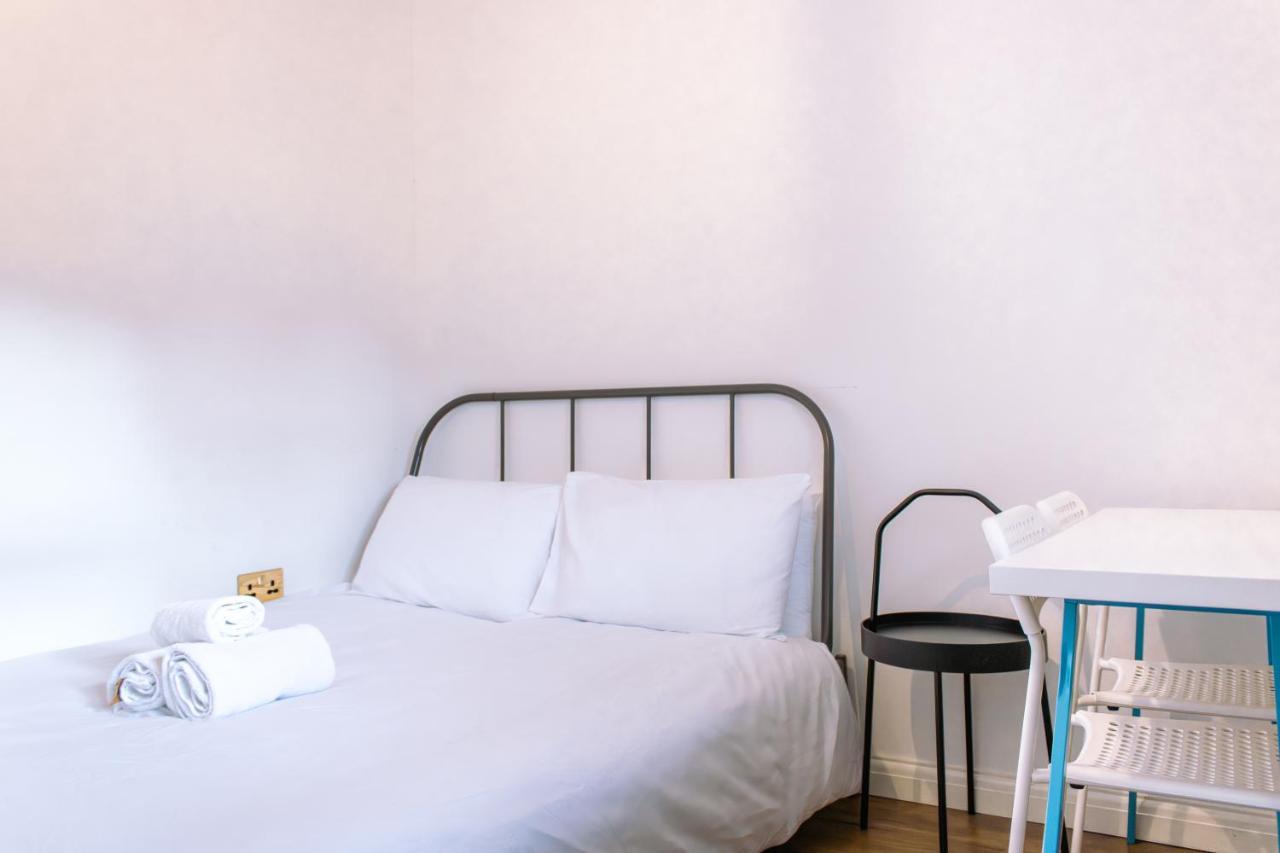 Nice 4 Bedroom Apartment Near City Centre 2-Min Walk To Metro !! Business & Family Friendly!! Londres Extérieur photo