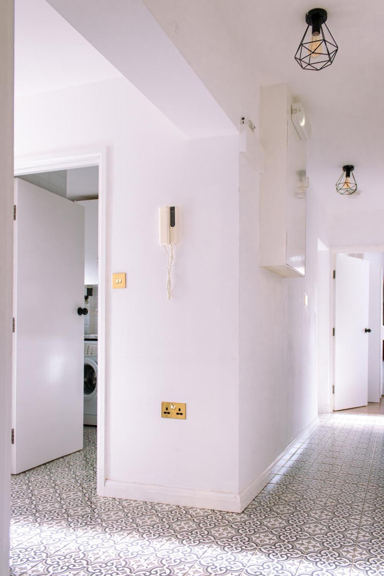Nice 4 Bedroom Apartment Near City Centre 2-Min Walk To Metro !! Business & Family Friendly!! Londres Extérieur photo